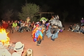 キャンプファイヤーとナバホ族のダンス